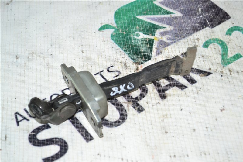 Ограничитель двери Toyota Corolla/Fielder/Allex/Runx NZE/ZZE/120/121/122/123 1NZ/1ZZ 2000 передний (б/у)
