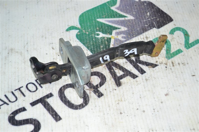 Ограничитель двери Toyota Corolla NZE124 1NZ-FE 2000 задний (б/у)