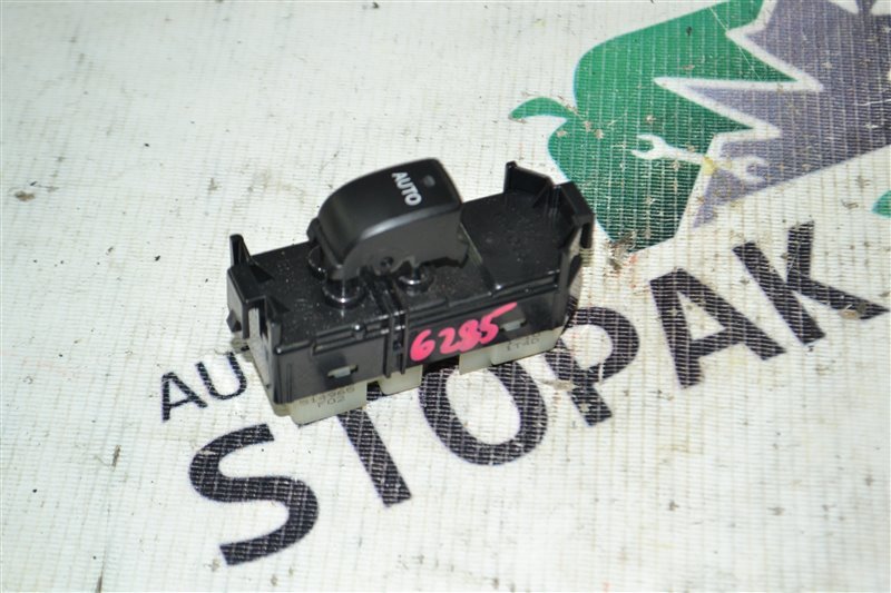 Кнопка стеклоподъемника Toyota Corolla NZE121 1NZ-FE 2005 (б/у)