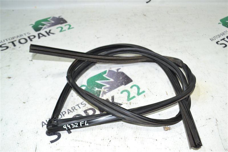 Уплотнитель стекла бокового Toyota Fielder NZE121 1NZ-FE 2003 передний левый (б/у)