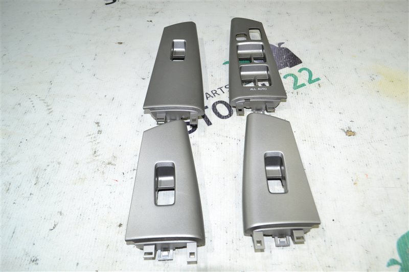 Накладка кнопки стеклоподьёмника Toyota Corolla NZE121 1NZ-FE 2005 (б/у)