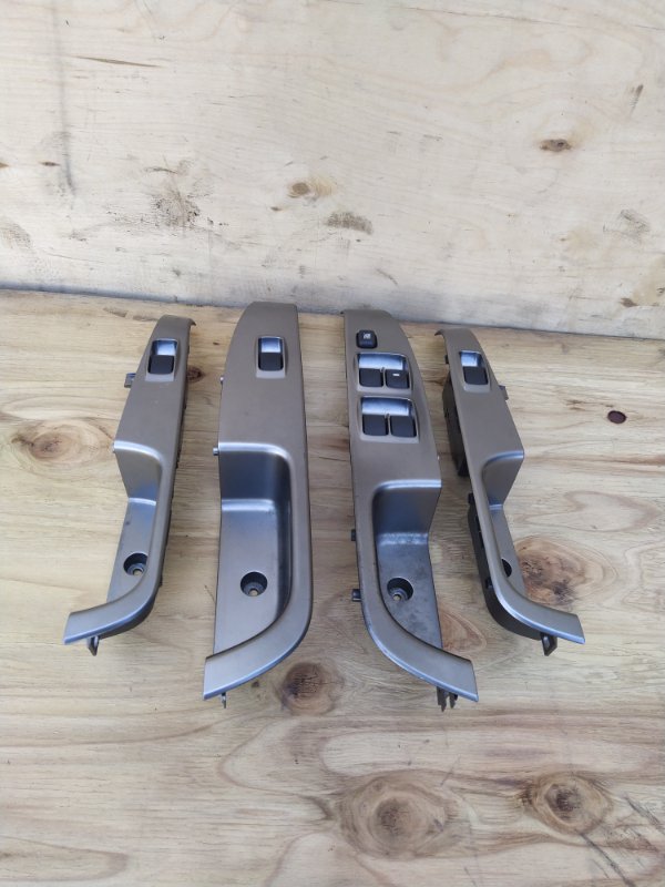 Накладка кнопки стеклоподьёмника Mitsubishi Airtrek CU5W 4G69 2005 (б/у)