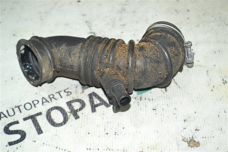 Патрубок воздушного фильтра Toyota Fielder NZE124 1NZ 2002 (б/у)