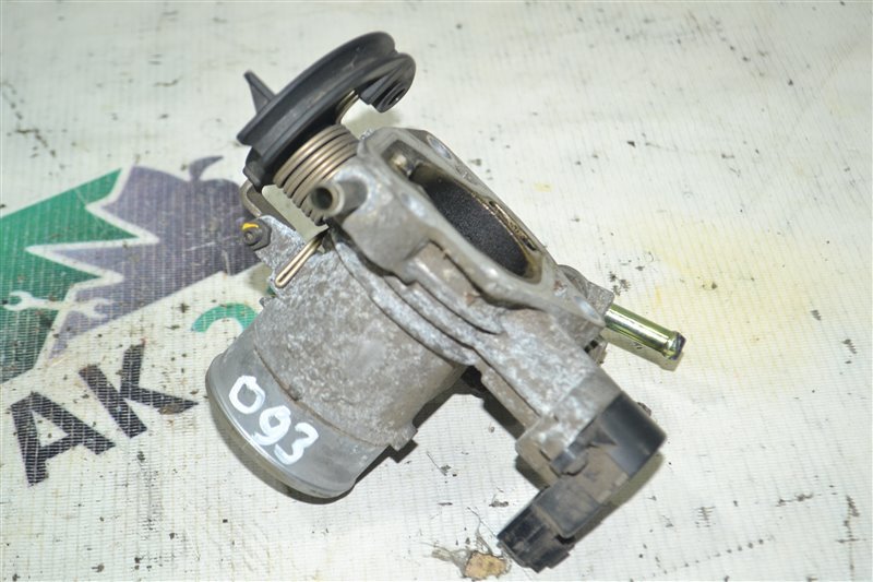 Дроссельная заслонка Toyota Corolla NZE121 1NZ-FE 2001 (б/у)