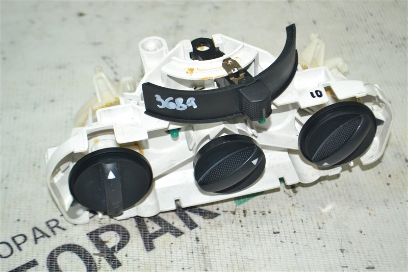 Блок управления печкой Toyota Corolla NZE124 2002 (б/у)