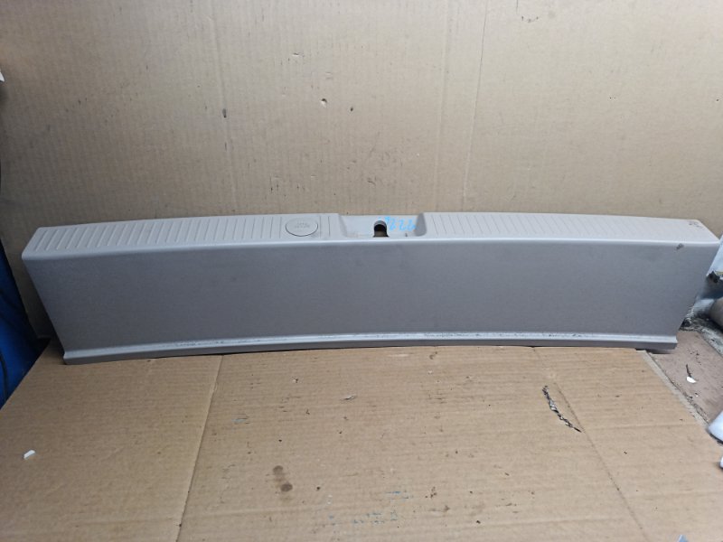 Накладка замка багажника Toyota Ipsum SXM10 3S-FE 2001 (б/у)
