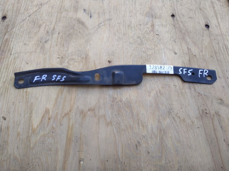 Кронштейн бампера Subaru Forester SF5 EJ201 2001 передний правый (б/у)
