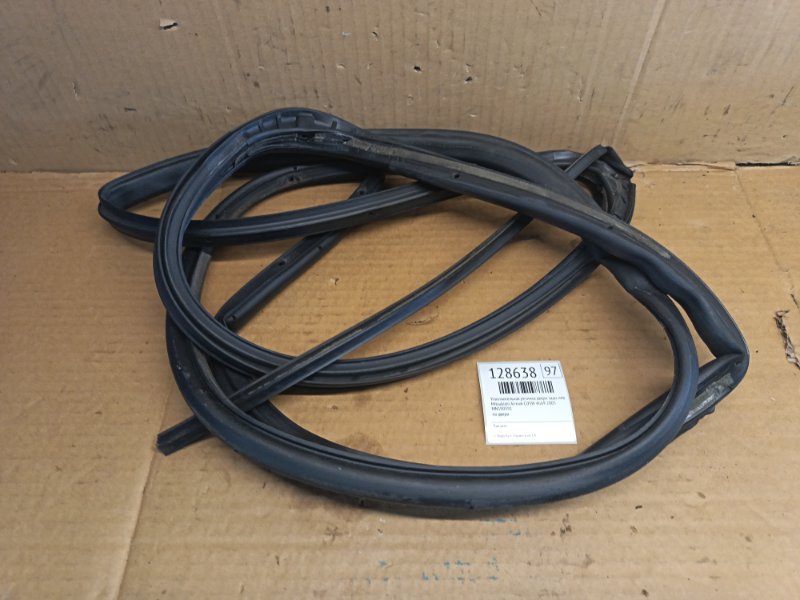 Уплотнительная резинка двери Mitsubishi Airtrek CU5W 4G69 2005 задняя левая (б/у)
