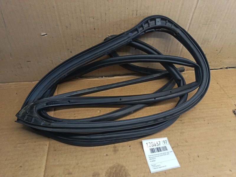 Уплотнительная резинка двери Mitsubishi Airtrek CU5W 4G69 2005 задняя правая (б/у)