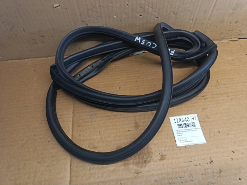 Уплотнительная резинка двери Mitsubishi Airtrek CU5W 4G69 2005 передняя левая (б/у)