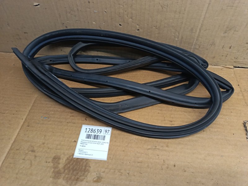 Уплотнительная резинка двери Mitsubishi Airtrek CU5W 4G69 2005 передняя правая (б/у)
