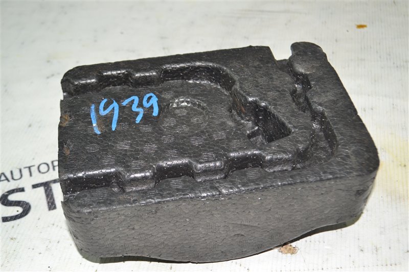 Подушка запасного колеса Toyota Corolla NZE124 1NZ-FE 2000 (б/у)