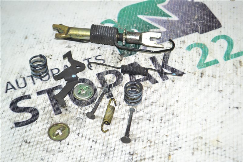 Механизм стояночного тормоза Toyota Corolla NZE121 1NZ-FE 2001 задний правый (б/у)