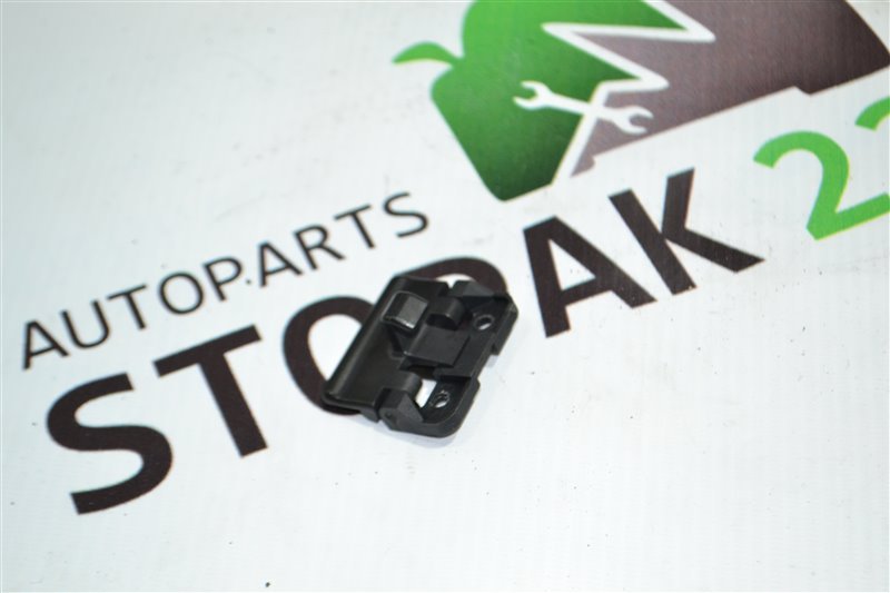 Замок подлокотника Toyota Corolla NZE124 2002 (б/у)