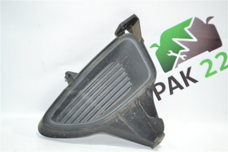 Заглушка бампера Toyota Corolla NZE124 1NZ 2005 передняя правая (б/у)