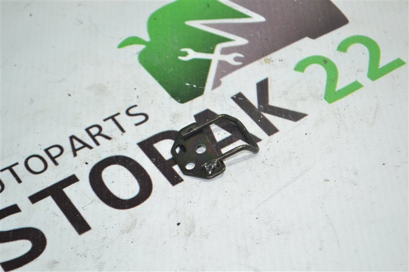 Петля бардачка Toyota Corolla NZE124 1NZ 2005 (б/у)