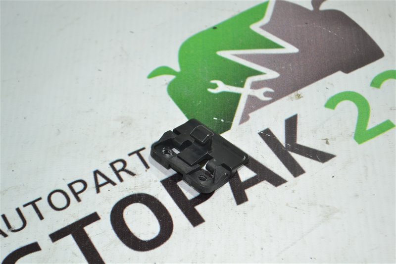 Замок подлокотника Toyota Corolla NZE124 1NZ 2005 (б/у)