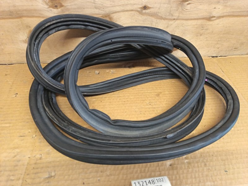 Уплотнительная резинка двери багажника Toyota Wish ZGE21 3ZR-FAE 2009 (б/у)