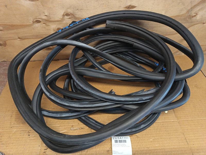 Уплотнительная резинка двери Toyota Wish ZGE21 3ZR-FAE 2009 (б/у)
