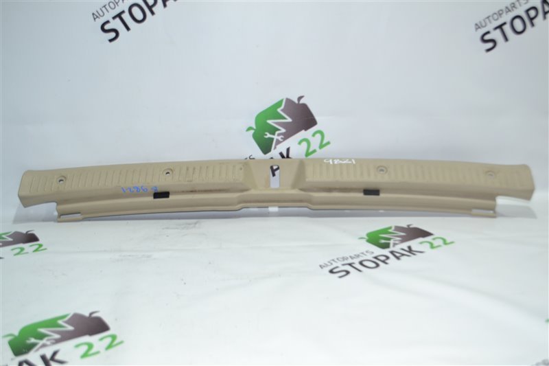 Накладка петли замка багажника Toyota Fielder NZE121 1NZ 2002 (б/у)
