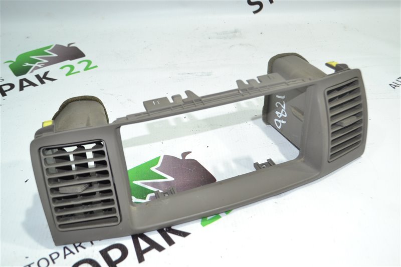 Консоль магнитофона Toyota Fielder NZE121 1NZ 2002 (б/у)