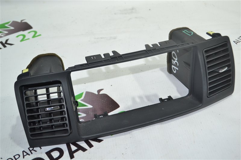 Консоль магнитофона Toyota Fielder ZZE122 2002 (б/у)