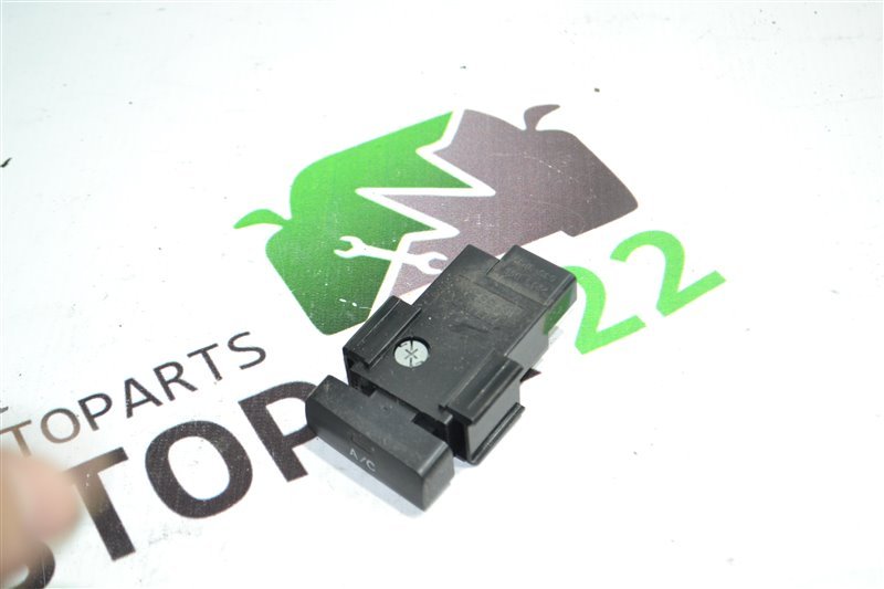 Кнопка включения кондиционера Toyota Fielder NZE121 2003 (б/у)