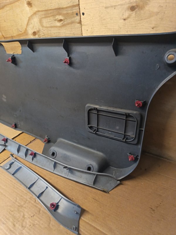 Обшивка двери багажника Toyota Ipsum SXM10 3SFE 1999 (б/у) Обшивка двери багажника Toyota Ipsum SXM10 3SFE 1999 (б/у)