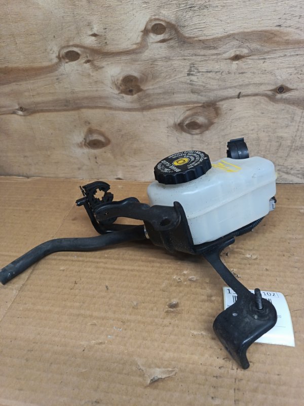 Бачок главного тормозного Toyota Wish ZGE21 3ZR-FAE 2009 (б/у) Бачок главного тормозного Toyota Wish ZGE21 3ZR-FAE 2009 (б/у)