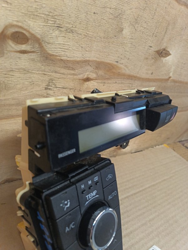 Блок управления климат-контролем Toyota Wish ZGE21 3ZR-FAE 2009 (б/у) Блок управления климат-контролем Toyota Wish ZGE21 3ZR-FAE 2009 (б/у)