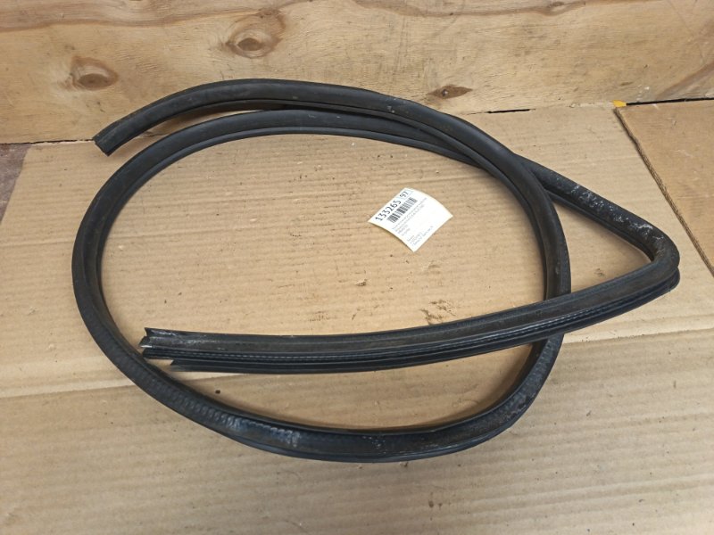 Уплотнительная резинка двери Mitsubishi Airtrek CU5W 4G69 2005 передняя правая (б/у)