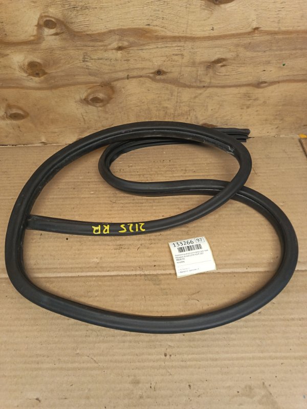 Уплотнительная резинка двери Mitsubishi Airtrek CU5W 4G69 2005 задняя правая (б/у)