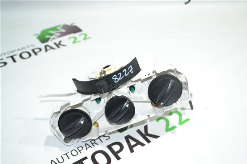 Блок управления печкой Toyota Corolla NZE121 1NZ 2001 (б/у)
