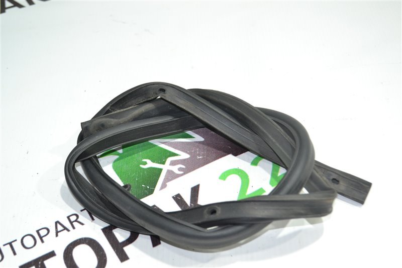Уплотнитель жабо Toyota Fielder NZE121 2003 (б/у)