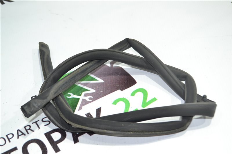 Уплотнитель жабо Toyota Fielder ZZE122 2002 (б/у)