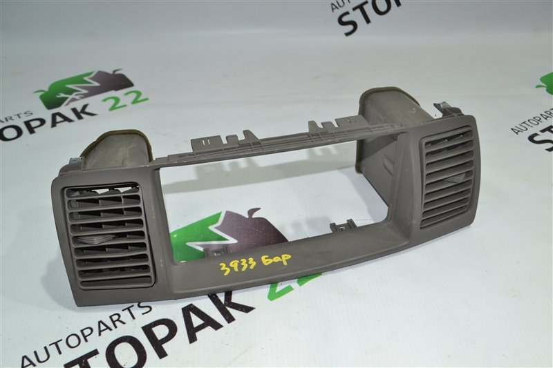 Консоль магнитофона Toyota Corolla NZE121 1NZ-FE 2001 (б/у)