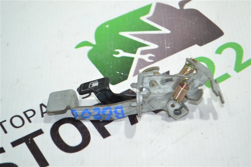Ручка открывания багажника Toyota Corolla NZE121 1NZ 2002 (б/у)