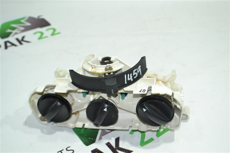 Блок управления печкой Toyota Corolla NZE121 1NZ 2004 (б/у)