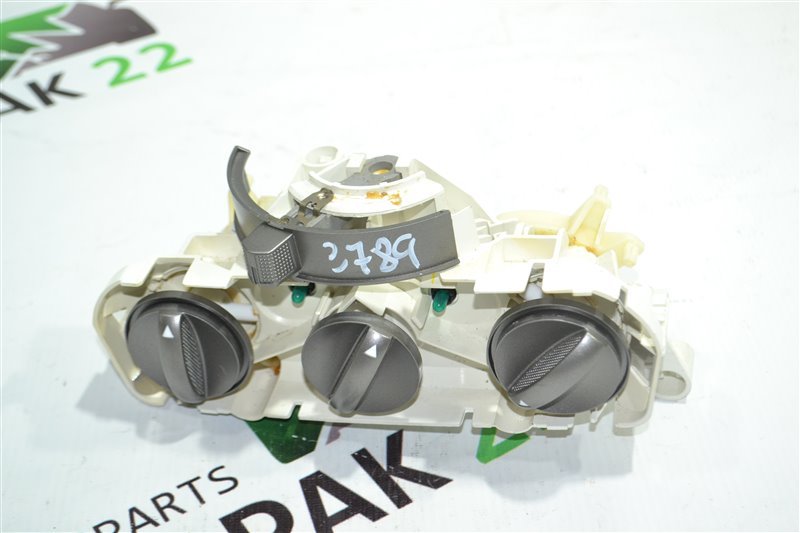 Блок управления печкой Toyota Corolla NZE121 1NZ 2004 (б/у)