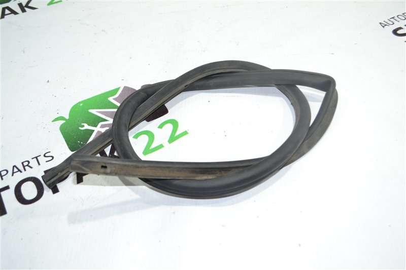 Уплотнитель жабо Toyota Corolla NZE121 1NZ-FE 2001 (б/у)