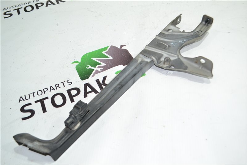 Кронштейн замка капота Toyota Corolla NZE121 1NZ-FE 2001 (б/у)