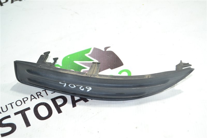 Заглушка бампера Toyota Corolla NZE121 1NZ 2002 передняя левая (б/у)