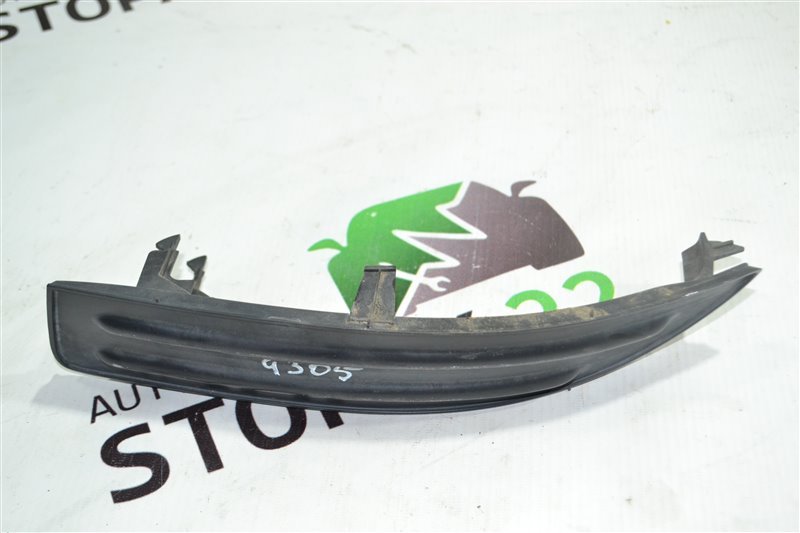 Заглушка бампера Toyota Fielder ZZE122 2002 передняя правая (б/у)