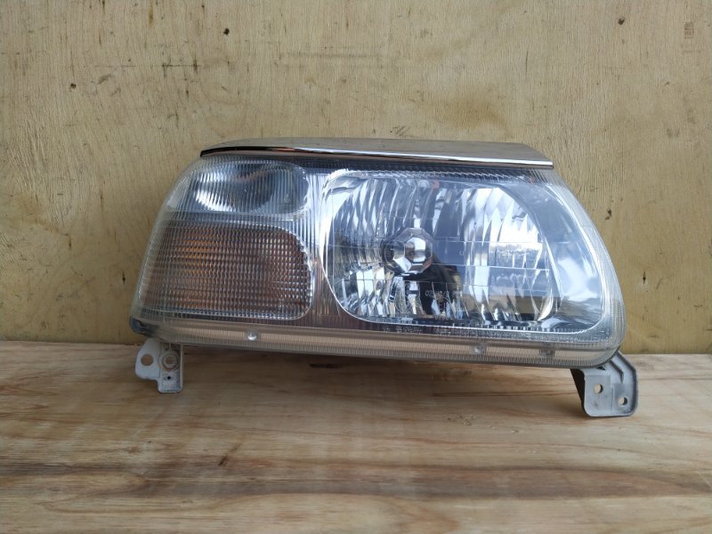 Фара Suzuki Escudo TL52W J20A 2005 передняя правая (б/у)