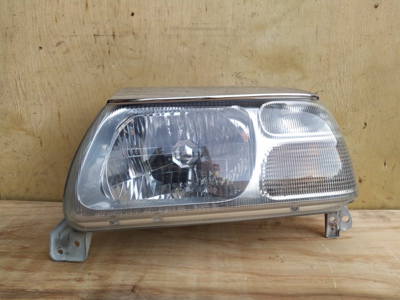 Фара Suzuki Escudo TL52W J20A 2005 передняя левая (б/у)