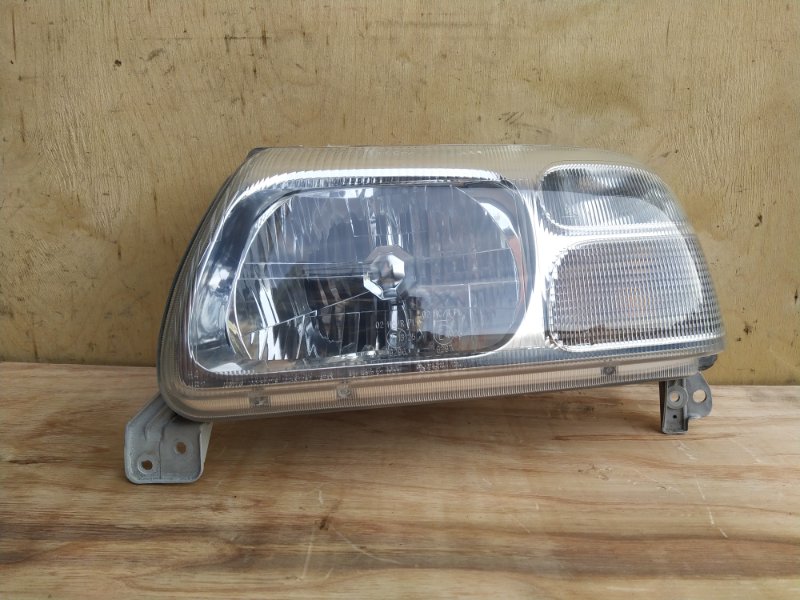 Фара Suzuki Escudo TL52W J20A 2004 передняя левая (б/у)