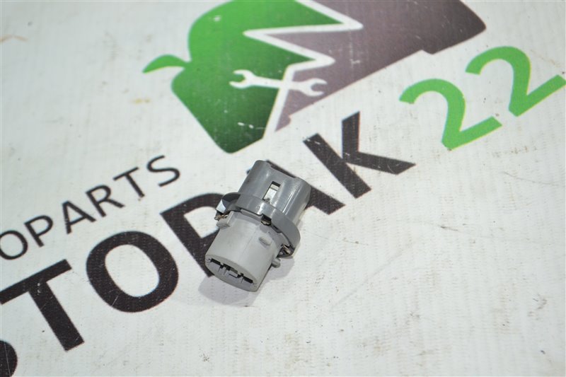 Патрон лампы Toyota Corolla NZE/ZZE/120/121/122/123/124 1NZ/1ZZ 2005 (б/у)