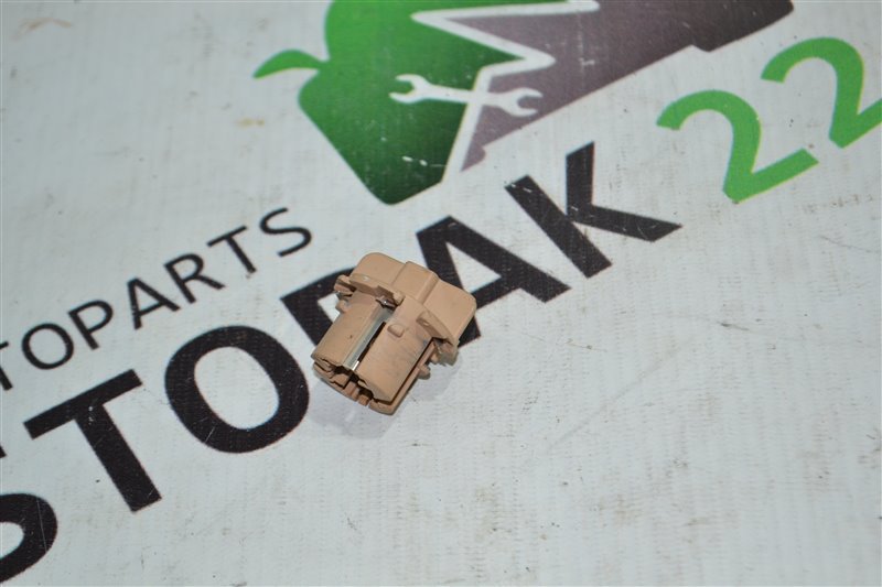 Патрон лампы Toyota Corolla NZE/ZZE/120/121/122/123/124 1NZ/1ZZ 2000 (б/у)