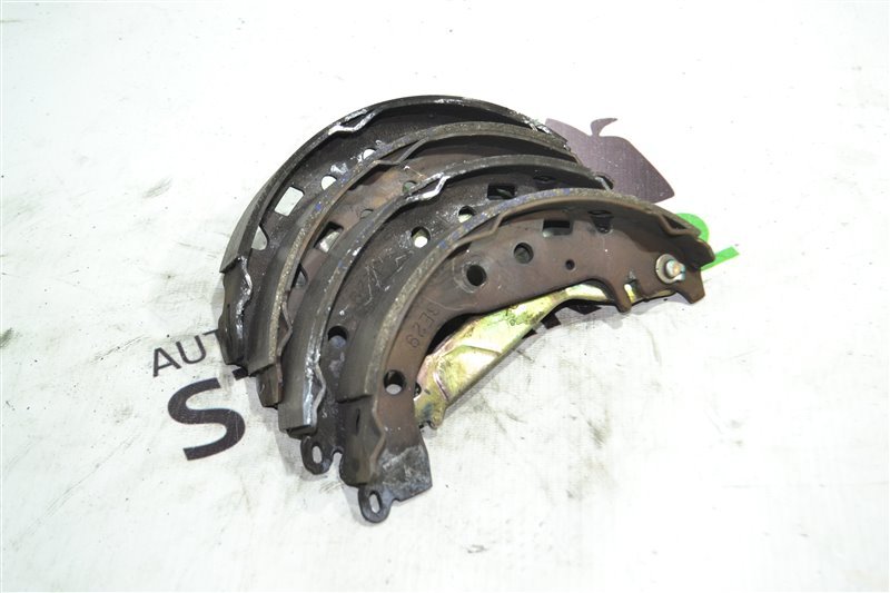 Тормозные колодки Toyota Corolla NZE121 1NZ 2002 заднее (б/у) Тормозные колодки Toyota Corolla NZE121 1NZ 2002 заднее (б/у)