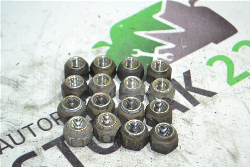 Гайка колеса Toyota Fielder NZE124 1NZ-FE 2005 (б/у) Гайка колеса Toyota Fielder NZE124 1NZ-FE 2005 (б/у)